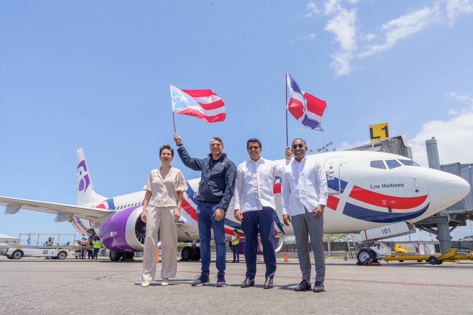 Ministro Collado le da salida al primer vuelo de Arajet a Puerto Rico