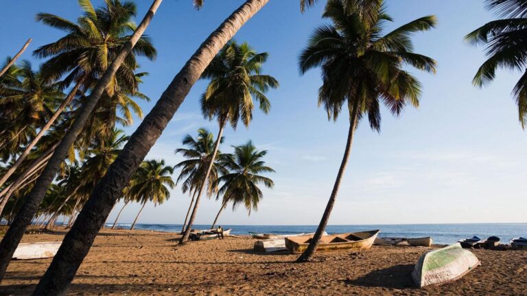 Clausuran seis playas en María Trinidad Sánchez por Semana Santa
