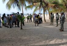 Tensión en playa Juan Dolio durante operativo de Politur para retirar mesas y sillas