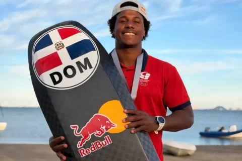 Deury Corniel pone en alto la bandera dominicana al conquistar medalla de plata en competencia internacional de kitesurf